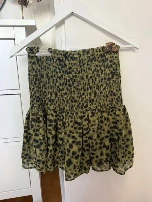 Volang kjol  - Grön svart kjol ifrån H&M med två volanger 😇😇