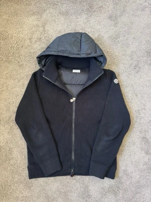 Moncler Tricot Cardigan - Svart - Tjena! Säljer nu min brorsas moncler cardigan. Fint skick, knappt använd. Scannar, nfc alla taggar finns osv. Storlek S/M. Vid frågor kontakta gärna!