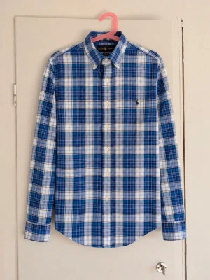 Ralph Lauren skjorta - Tjena! Jag säljer en riktigt snygg Ralph Lauren skjorta😁 Den är i mycket bra skick och har inga fläckar eller skador☺️ Den är självklart äkta✅ Skicka om du har några frågor och kolla gärna in min profil för andra billiga märkeskläder😄