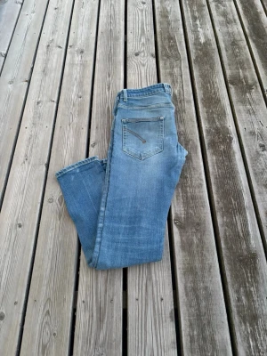 Dondup jeans - Säljer ett par snygga dondup jeans i ljusblå färg. Snygg färg och bra kvalitet. Storlek: 31. Hör av dig vid fundering.