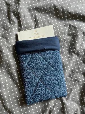 Egensydd book sleeve - Superfint bokfodral/booksleeve med vikbar kant som jag sytt själv💓 OBS säljer endast fodralet, visar boken som referens till storleken. Finns även mått! Den är inte helt perfekt eftersom att den är egensydd, finns dock inga större fel🌸  Jag skickar snabbt!