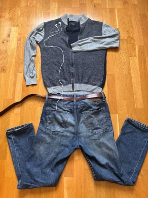 Full zip - Tjenare säljer en full zip, den är i fint skick. Storlek L men passar mer som en S/M Hör gärna av er vid frågor och funderingar!🤗