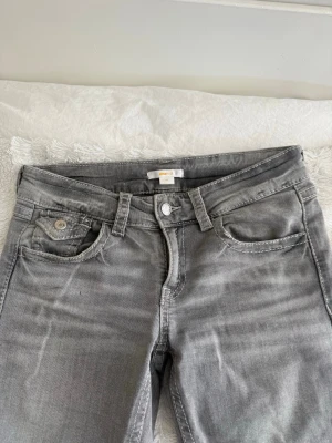 Ljusgråa jeans  - Ljusgråa bootcut jeans från Gina Young i storlek 164. Passar mig perfekt som är 160 och säljer då de inte kommer till användning längre🩶