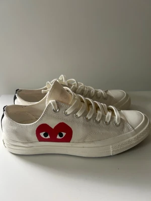 CDG Converse Skor - Säljer dessa Comme des cargçon converse skor, de har använts fåtal gånger. Fick de som present för ett par år sen, passade inte mig så bra. Inga synliga defekter förutom lite smuts under sulan, annars i mycket bra skick. Kontakta gärna vid intresse🙌 