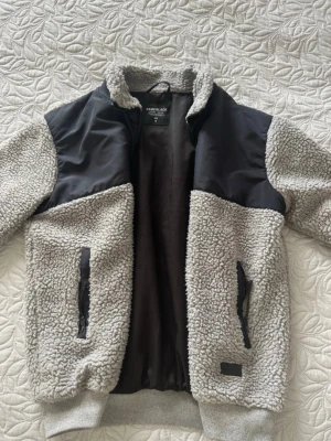 Sam’s black kofta storlek M  - Sam black kofta där utsidan har en fluffig material medans insidan är silke. Perfekt för vintern/höst och är praktiskt eftersom den har fickor. 