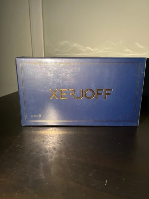 Xerjoff More Than Words parfym 100ml - Lyxig parfym från Xerjoff i doften More Than Words. Kommer i en elegant mörkblå kartong med guldfärgad text och detaljer. Förpackningen har en exklusiv känsla och rymmer 100 ml Eau de Parfum.