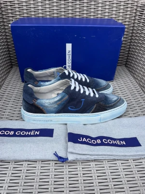 Helt Nya Jacob Cohen  - Helt Nya Jacob Cohen Skor || Storlek 41,5 || Nypris ca 7000kr || Mitt pris 3299kr || Box och Dustbag medföljer vid köp || Tveka inte på att höra av dig vid frågor eller funderingar 