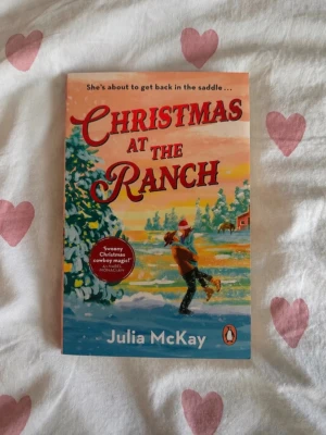Christmas at the Ranch – Julia McKay | Nyskick - Christmas at the Ranch av Julia McKay i nyskick. Endast påbörjad men inte utläst. Inga veck, anteckningar eller andra synliga skador. En mysig julromance med härlig ranch- och vinterkänsla. Perfekt för dig som älskar romantiska feelgood-böcker. Skickas väl emballerad. ✨