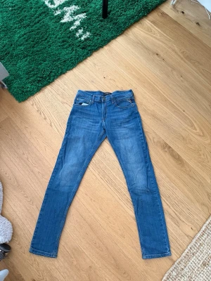 Slim fit replay jeans - Säljer dessa feta replay jeans då det är lite för små. Jag är 183 och dem är för små men om du är 170-178 borde dem sitta bra. Väldigt bra skick och knappt använda.