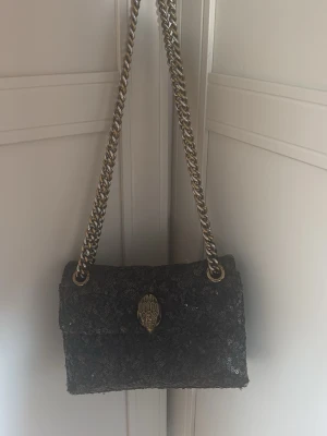 Kurt geiger väska  - Säljer min fina Kurt väska då den tyvärr inte kommer till användning. Den är limited edition💕. Den har inga defekter förutom att lite smink fläckar på insidan!
