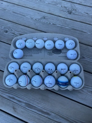  golfbollar  - Säljer ett 20 pack blandade golfbollar från olika märken som Callaway, Srixon, Titleist och TaylorMade. Bollarna är i bra skick A B. Perfekt för dig som vill fylla på golfbagen med bra golf bollar.kan även sälja i 12 pack.