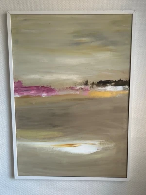 Original abstrakt tavla i beige och lila  - Säljer en stor abstrakt tavla som är egengjorrd. med mjuka toner av beige, vitt, lila, gult och svart. Tavlan har en vit ram och motivet består av svepande färgfält som ger en modern känsla till rummet. Perfekt för dig som vill ha unik konst på väggen.