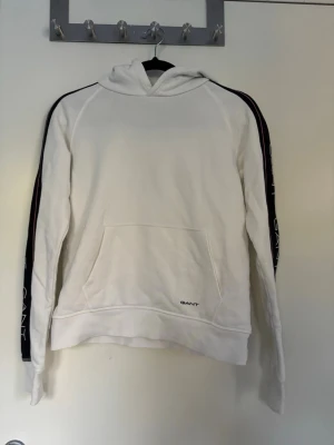 Hoodie - Fin hoodie som är i ett mycket bra skick. Storlek 158/164