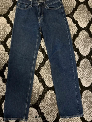 Mörkblå raka jeans - Klassiska mörkblåa jeans ifrån HM i modellen straight relaxed fit i supersnygga skick. Storlek=30/32 