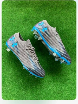  fotbollsskor Under Armour - Snygga fotbollsskor från Under Armour i grått med blå detaljer och logga. Säljer pga för liten pris kan diskuteras 