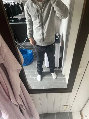 Sailracing hoodie - Säljer min gråa sailracing hoodie för jag har tröttnat på den jag är 175cm å väger runt 62 och den passar mig perfekt bara att höra av sig vid någon fråga