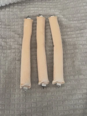 Heatless curler  - Säljer tre par Heatless curlers i beige färg. De är i princip aldrig använda, en gång kanske. Och är i väldigt bra skick. 