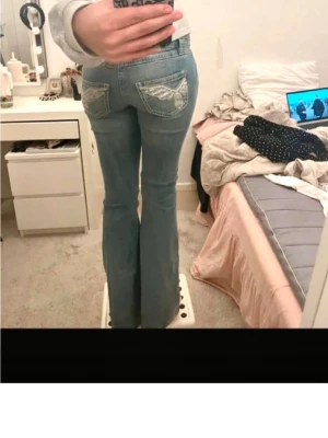 Snygga jeans 🌟🌟 - jag är 164 cm och dem sitter perfekta i midjan o längden inte för länga och inte för korta! Finns inga tecken på fläckar eller liknande 💖