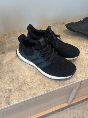 Ultra boost  - Stl 45, bra skick, lite sönder se bild 2 