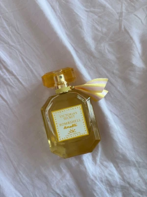 Victoria's Secret Bombshell Amalfi parfym limited edition - Fräsch parfym från Victoria's Secret i doften Bombshell Amalfi. 50 ml, ungefär 80% kvar