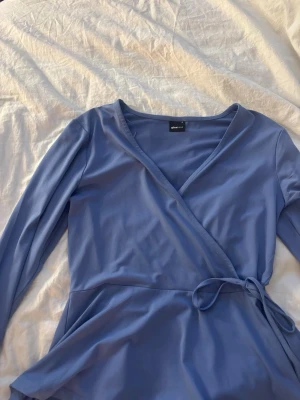 Blå och svart topp blus från Gina tricot  - Kan köpa båda tillsammans om man vill eller en av dom , skriv vilken ni vill ha isf 