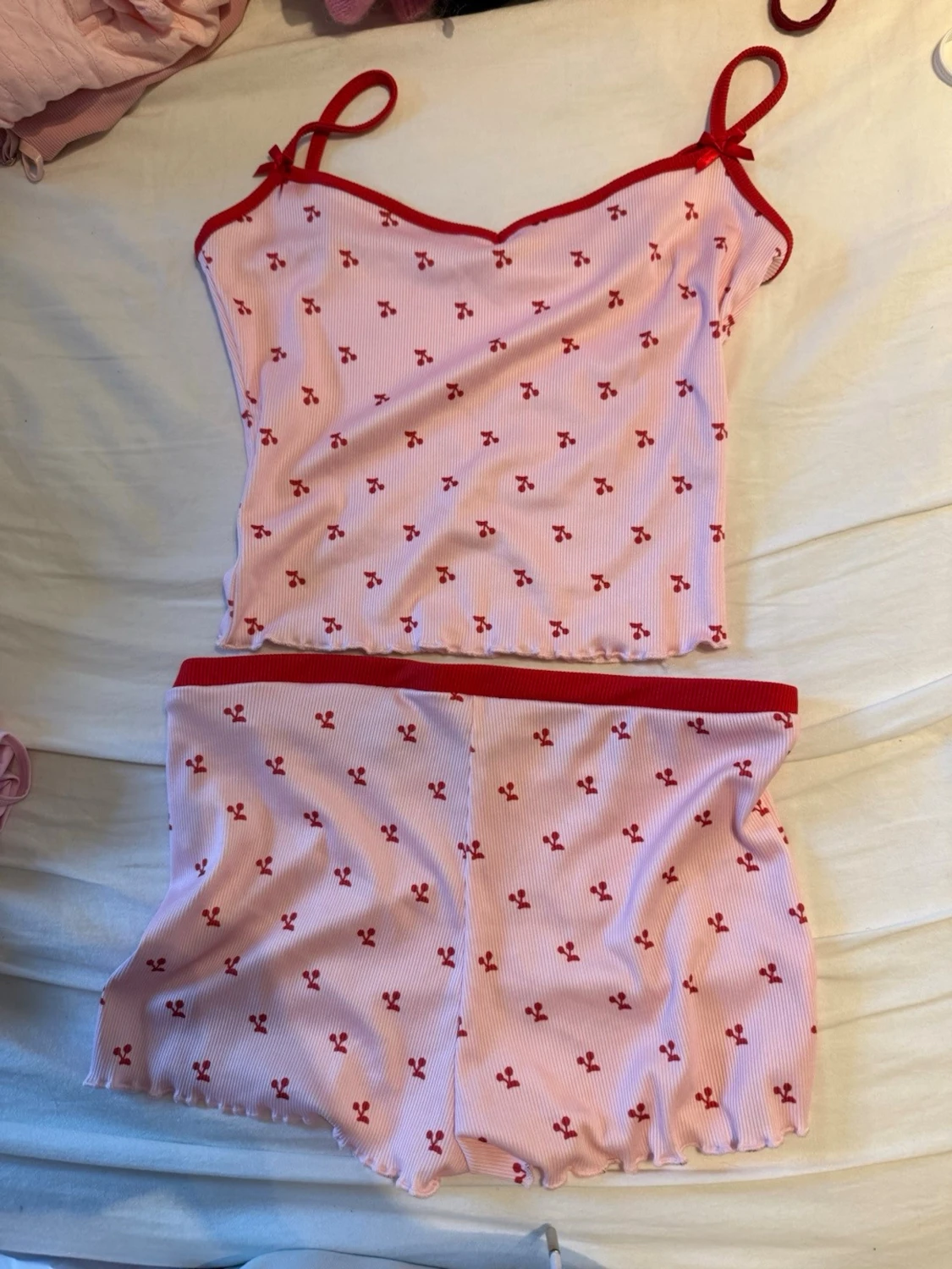 Rosa pyjamas-set med körsbärsmönster - 1