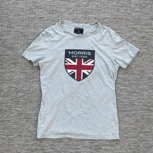 Morris t shirt - Säljer denna riktigt snygga Morris t shirt👏 Skick: 9/10🌟 Storlek: S🤝 Hör gärna av er om ni har några funderingar!🤗