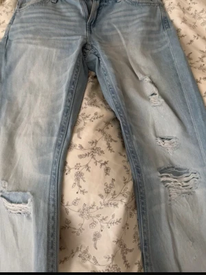 Ljusblå slitna bootcut jeans - populära slutsålda baggy jeans från gina super fint skick säljs då de va lite för stora så komm alldrig till andvändning💕💕