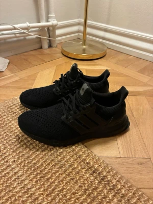 Adidas ultraboost - Adidas ultraboost svarta storlek 40 2/3,äkta ✅,nypris cirka 1799kr skriv om ni har frågor!