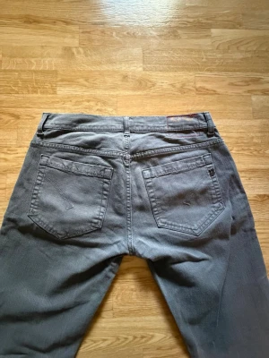 Dondup jeans  - Tjena, säljer dessa feta grå dondup jeansen. Modellen är George. Gott skick utan defekter. Nypris är 3500, mitt pris 549. Hör av er vid frågor eller funderingar. 