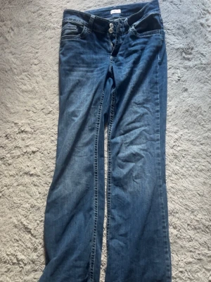 Mörkblåa bootcut jeans - Mörkblåa byxor med stitches på bakfickorna🩷