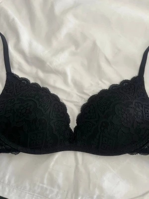 Svart spets-bh från intimissimi - Snygg svart bh med vadderade kupor och vacker spetsdetalj över hela framsidan. Är i modellen gioia i storlek 75C. Hann inte använda innan den blev för liten. 