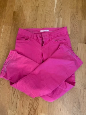 Rosa jeans från Terranova  - Säljer mina älskade rosa jeans från Terranova i storlek XS eftersom dem tyvärr blivit för små. Perfekta för dig som vill sticka ut med färg! hör av dig vid frågor, pris går att diskutera 💕