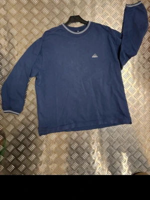 Adidas vintage collegetröja  - Adidas vintage collegetröja Storlek M Fint skick, några få defekter som lagningen i ärmslutet o en liten fläck