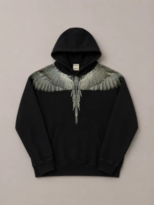 Marcelo Burlon County of Milan Wings - Svart hoodie från Marcelo Burlon County of Milan med ikoniskt vingtryck i grått över axlar och bröst, samt på ryggen. Tröjan har huva och är tillverkad i 100% bomull. Perfekt för dig som vill sticka ut med en streetstyle vibe.