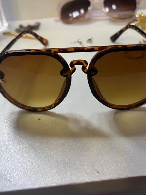 trendiga Bruna solglasögon med leopardmönster - Snygga solglasögon med leopardmönstrad båge och bruna tonade glas. väldigt populära men på mig var de inte min stil💕