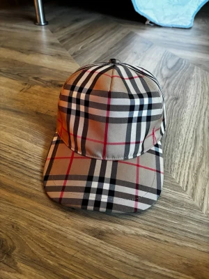 Burberry Vintage Check keps / cap – Beige – Strl M - Burberry keps i det klassiska check-mönstret 🔥  Storlek M Väldigt fint skick Made in Italy 🇮🇹 Tag + Burberry-påse medföljer  Snygg modell som passar till det mesta. Fler bilder/detaljer finns vid intresse.  Skickas snabbt 📦 Bud är välkomna, inga skambud.