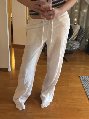 Vita linnebyxor från BikBok - Säljer ett par vita linnebyxor från BikBok i storlek XS. Byxorna har raka ben, dragsko i midjan och sidofickor. Perfekta för en avslappnad och stilren look. Luftigt material som känns svalt och skönt. innerbenslängd 81 cm, jag är 175/176 och om man har dom lågmidjade är dom väldigt långa på mig. pris kan diskuteras