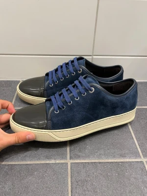 Lanvin DBB1 Skor - Tja, säljer denna tvärfeta Lanvins skor i mycket fint skick! Storlek 42! Vid fler frågor är det bara att höra av sig🤝