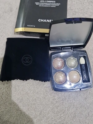 Chanel Les 4 Ombres ögonskuggspalett - Chanel Les 4 Ombres ögonskuggspalett i nyansen 305 Clair-Obscur. Paletten innehåller fyra skimrande färger i beige, guld, brons och champagne. Kommer i en elegant svart dosa med spegel och applikator samt tillhörande sammetsfodral.