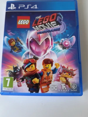 The LEGO Movie 2 Videogame PS4 - Säljer The LEGO Movie 2 Videogame till PS4. Spelet har ett färgglatt omslag med LEGO-karaktärer och kommer i ett blått plastfodral med tillhörande skiva och manual. Perfekt för dig som gillar äventyr och LEGO-världen.