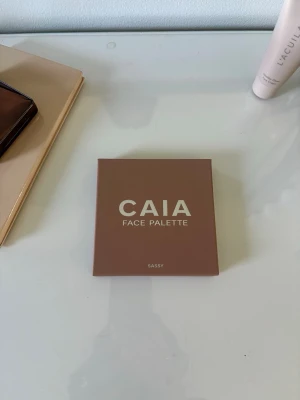 CAIA Face Palette sassy  - Snygg ansiktspalett från CAIA i modellen Sassy. Endast använt ett fåtal gånger💞