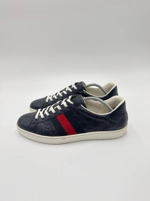 Gucci ace sneakers  - Hej säljer nu dessa fina Gucci slor   Skick enligt bilder  Postar snabbt och smidigt   Hör av er vid frågor eller funderingar