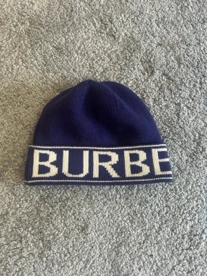 Burberry mössa - Blå burberry mössa som är använd typ 5 gnr och väldigt bra skick 🥶🧤