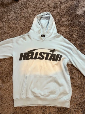 Ljusblå/babyblue med svarta tryck Hellstar hoodie - Säljer en extremt fet ljusblå Hellstar hoodie! Riktigt tung streetwear-vibe med stort Hellstar-tryck på bröstet och ikoniska grafikprinten på rygg samt ärm.