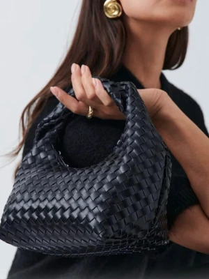 Svart flätad handväska i skinn - Trendig svart handväska i flätad design. Från Gina jätte fint skick fåtal gånger använd. 