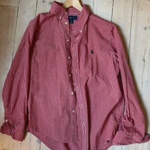 Röd rutig Ralph Lauren skjorta storlek S - Röd Ralph lauren skjorta storlek S. Säljes då den inte används, köpt i New York.