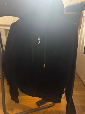 Juicy couture  - Marinblå Juicy couture kofta, aldrig använt. XS eller XXS idk skriv om ni vill veta exakt 