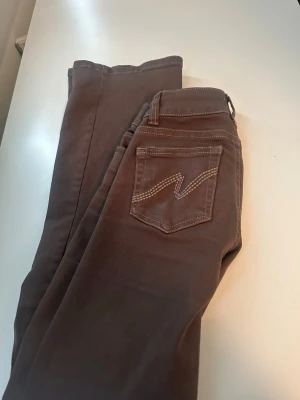 Bruna Nelly jeans - Säljer mina brunna Nelly jeans då dem inte kommer till användning längre. Dem har inga defekter.