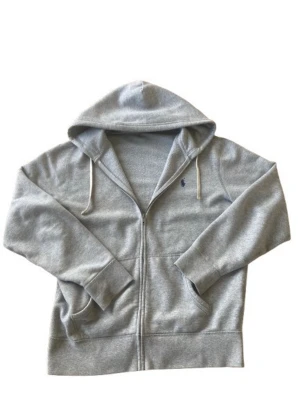 Polo ralph lauren zip tröja  - Tja! Säljer en Polo Ralph lauren zip hoddie i en snygg grå färg, den är använd men finns inga större  tecken på de. Pris kan diskuteras, och de är bara och fråga om de skulle uppstå nån fråga, mer bilder kan skickas !🤩🤩